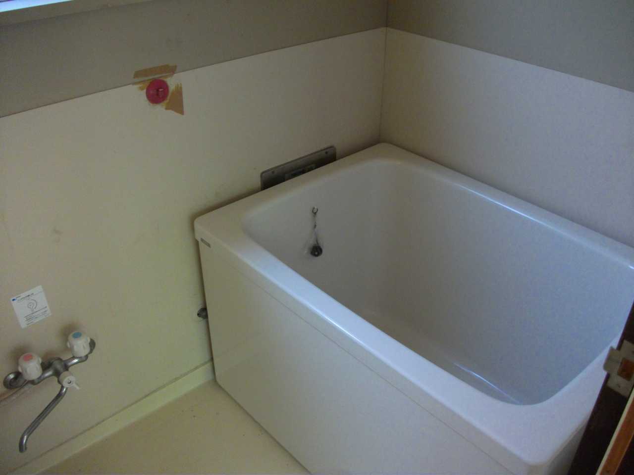 別荘の風呂場のベニア板内壁