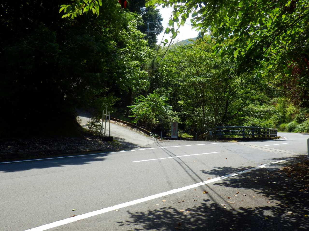 緑が丘別荘地入口