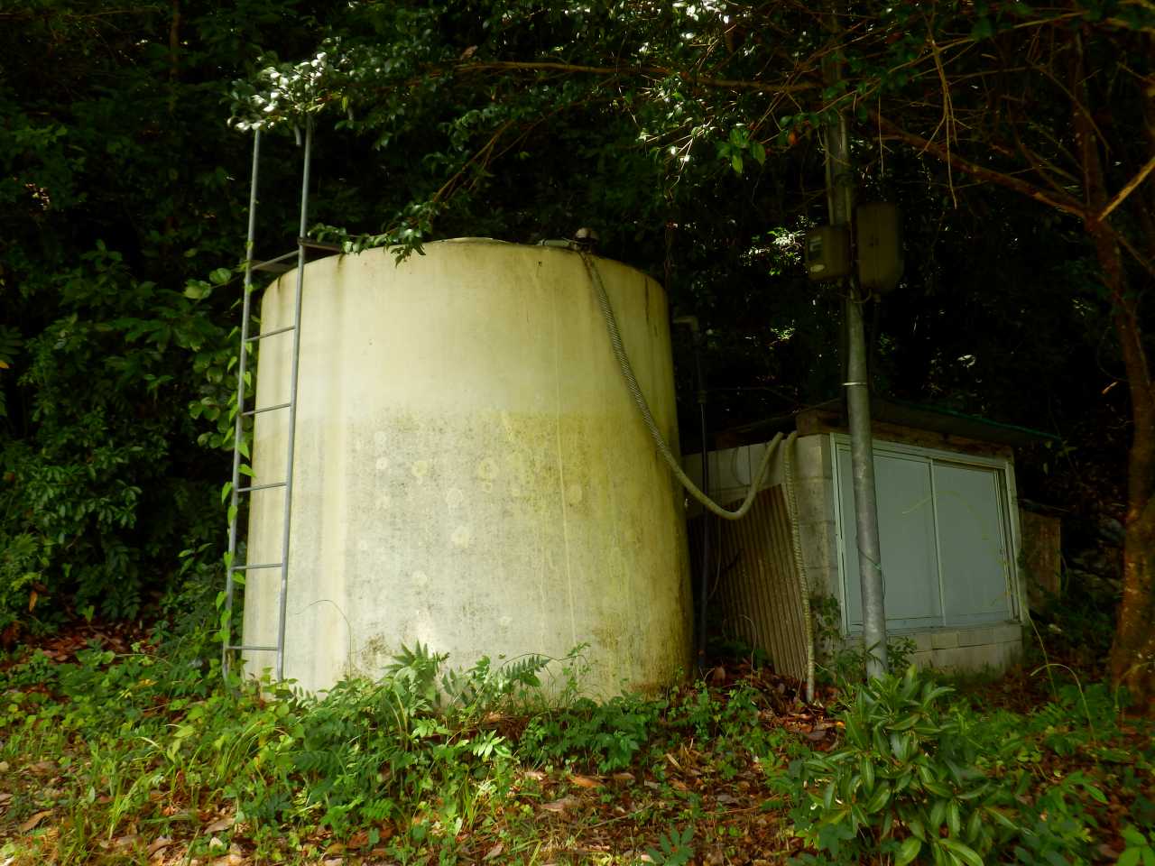 別荘地の水道施設（貯水槽）